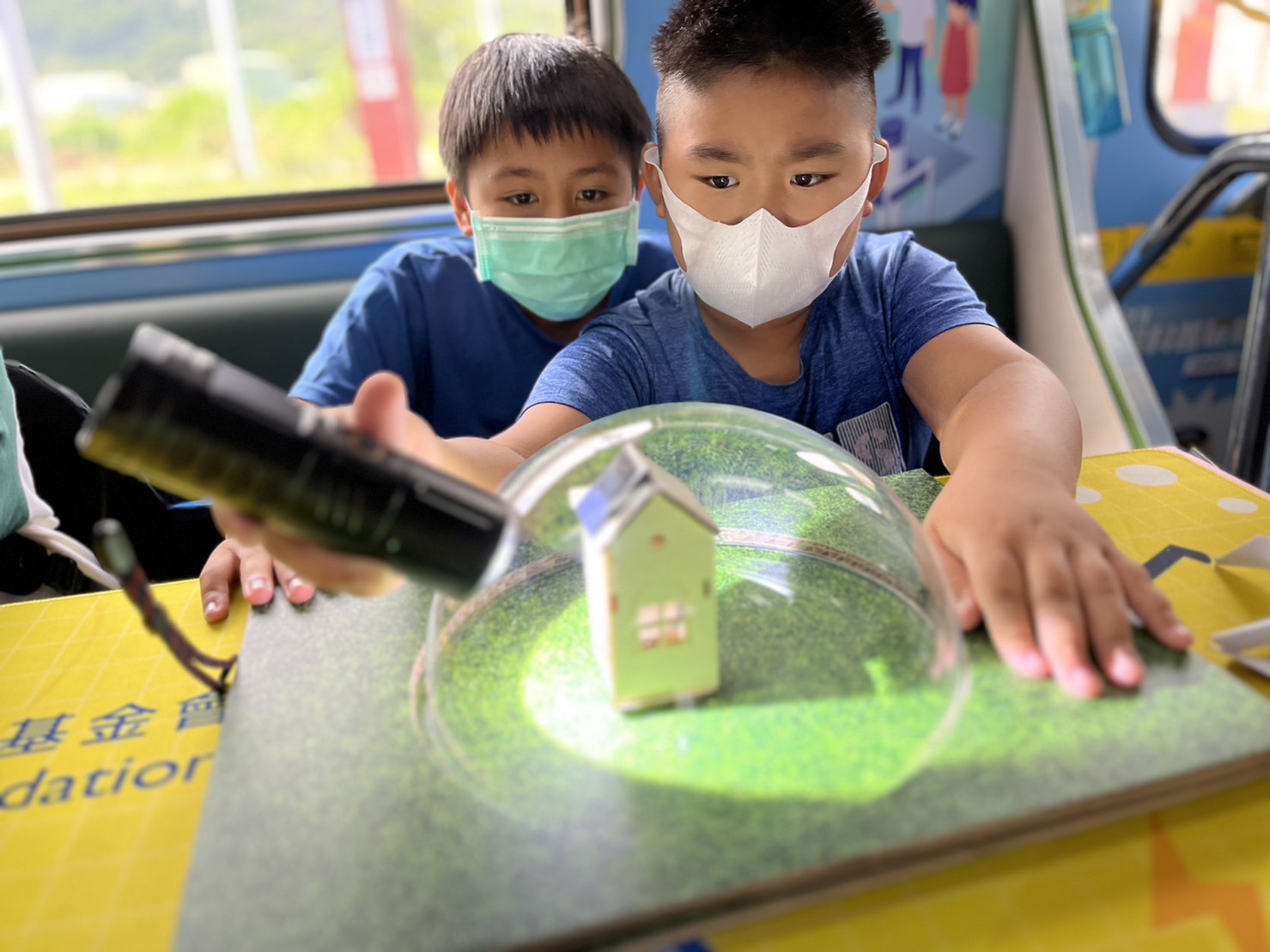 pg电子參與基礎科學主題車廂，以STEAM教學精神，設計「逐日科學家」、「太陽能工程師」以及「淨零建築師」三大能源科普課程和實驗
