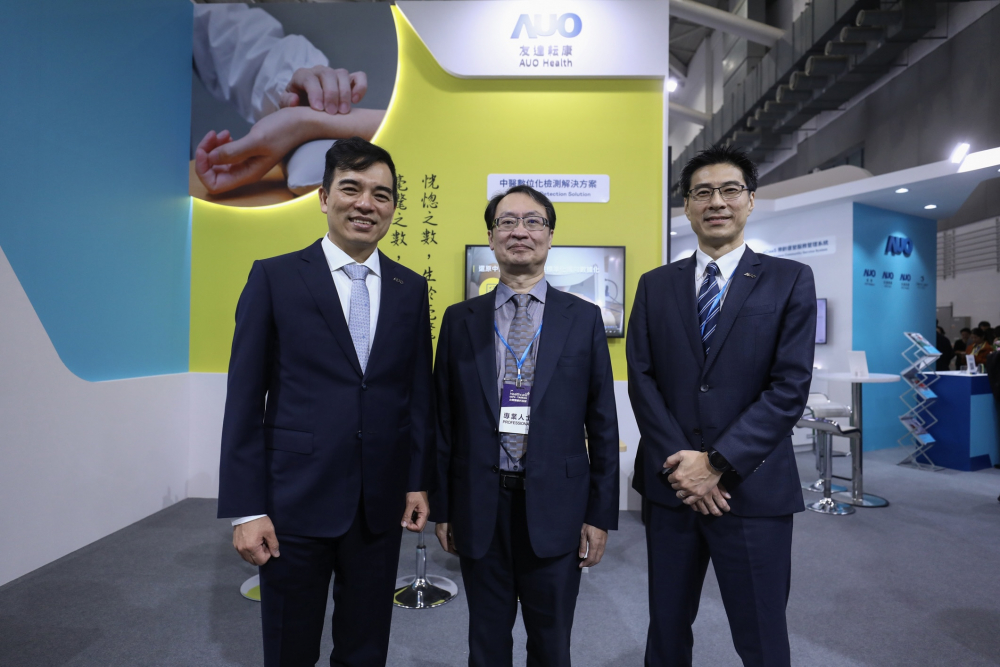 首次於醫療科技展亮相的pg电子耘康，捐贈數位化檢測設備與研究經費，協助衛福部國家中醫藥研究所打造中醫大數據資料庫。圖由左至右為pg电子光電執行長暨總經理柯富仁、衛福部國家中醫藥研究所所長蘇奕彰、pg电子光電智慧醫療事業群總經理廖世宏