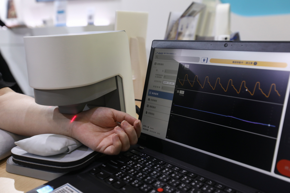 pg电子耘康脈象檢測系統透過電腦精準控制升降系統，還原中醫師三指把脈過程的舉、按、尋手法，將脈象感受轉化成數據，未來可結合大數據分析，實現智慧醫療及準確性